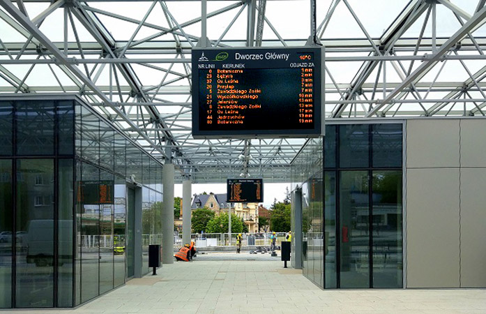 Wyświetlacze informacji pasażerskiej w centrum przesiadkowym w Zielonej Górze. Dysten Dynamic Passenger Information Displays in Zielona Góra city.