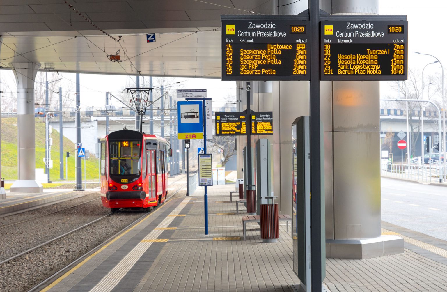 SDIP, Dynamic Passenger Information Display System and info kiosk, LED passenger information boards. This project was cofinanced by EU. Tablice informacji pasażerskiej LED amber, Katowice Zawodzie.