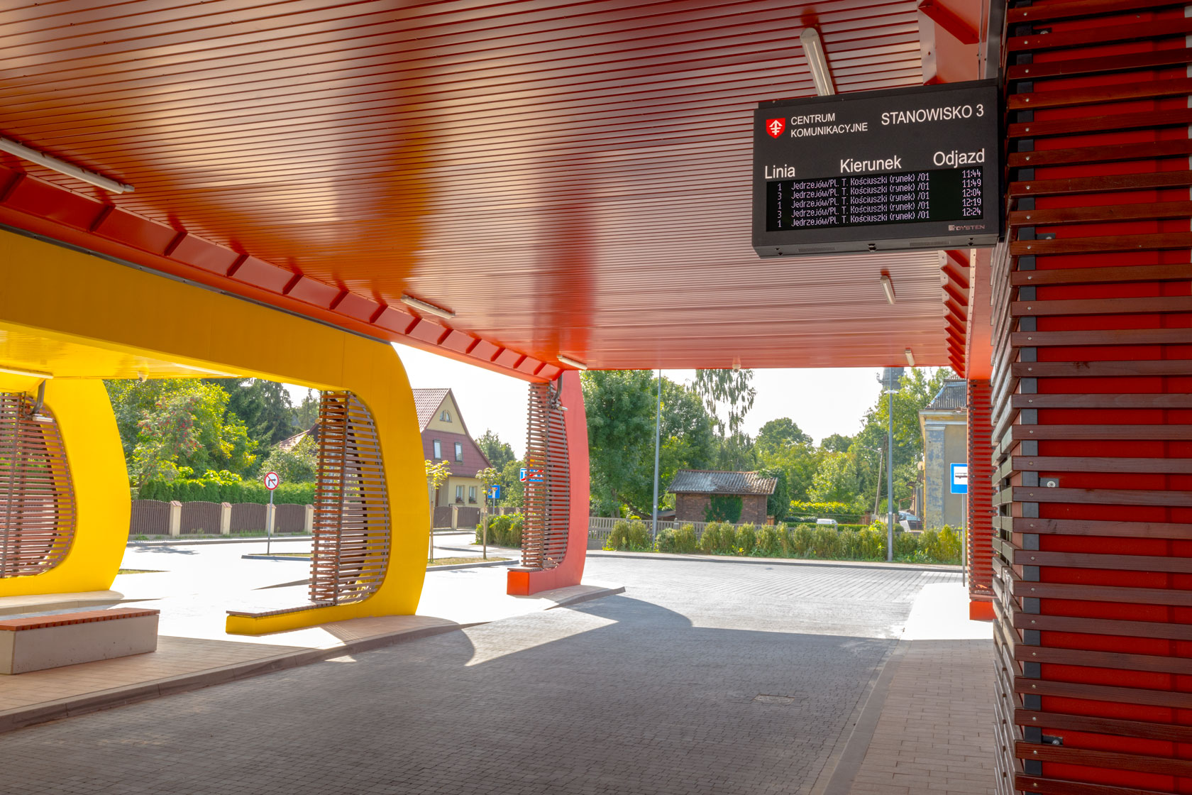 Real-time LED Passenger Information Display Boards in the Jedrzejow interchange. Wyświetlacze dynamicznej informacji pasażerskiej LED RGB - Centrum przesiadkowe w Jędrzejowie, obok stacji PKP.