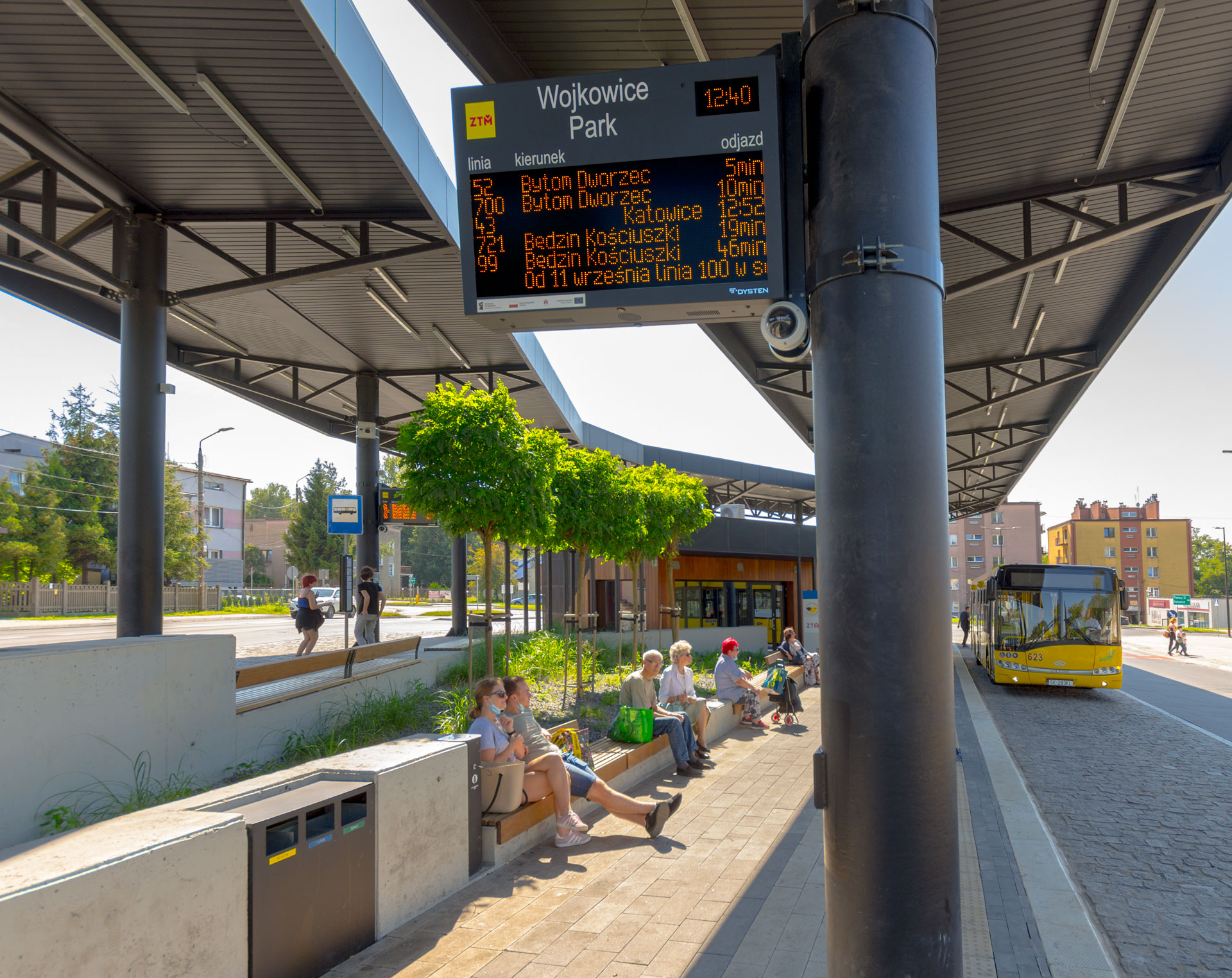 Wyświetlacze dynamicznej informacji pasażerskiej LED amber SDIP metropolii GZM. Real-time LED amber Passenger Information Displays for Metropolis
