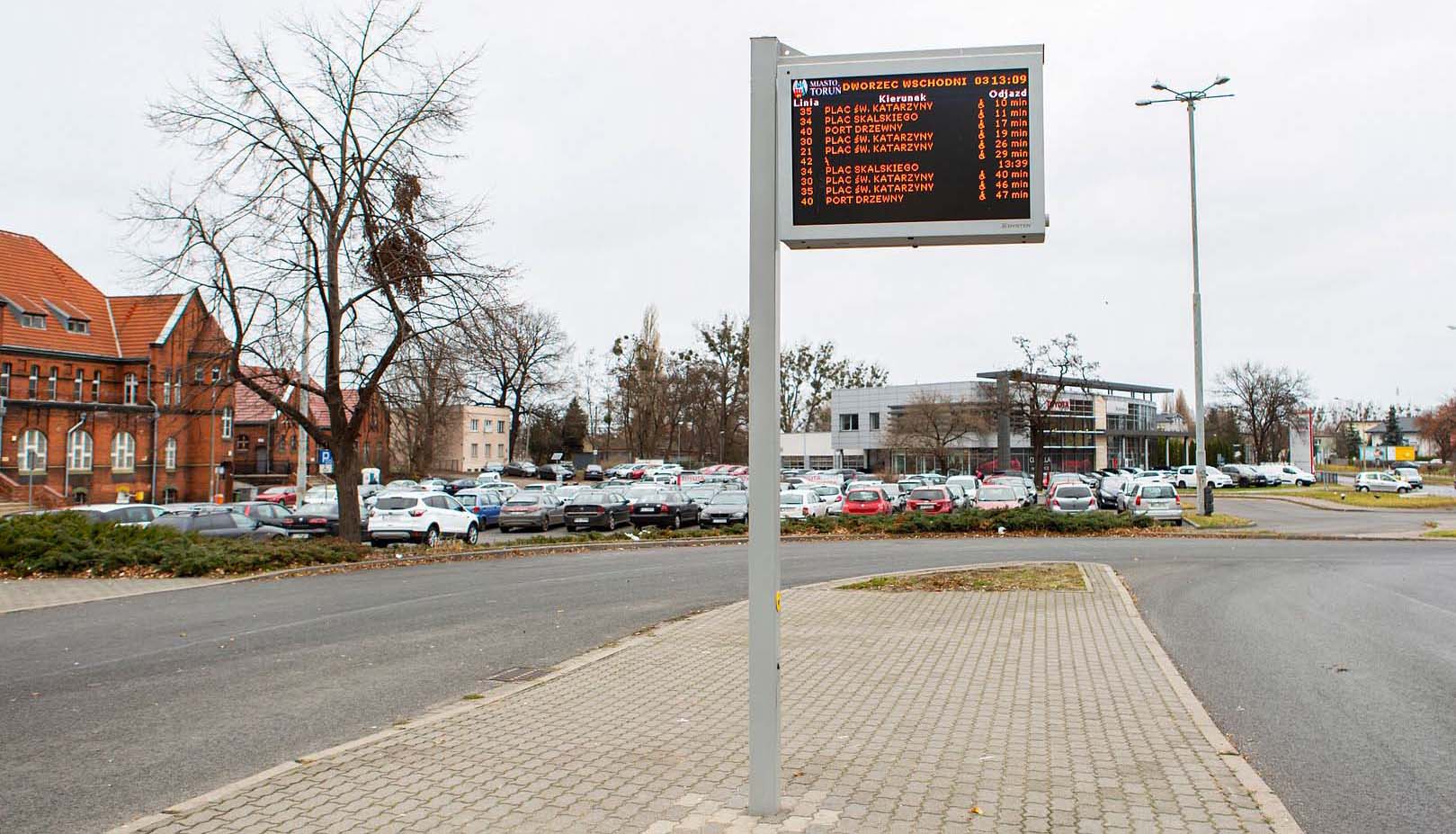 LED RGB passenger information displays - 73 new double-sided boards in Toruń (3 types). Wyświetlacze informacji pasażerskiej w technologii LED RGB w Toruniu.