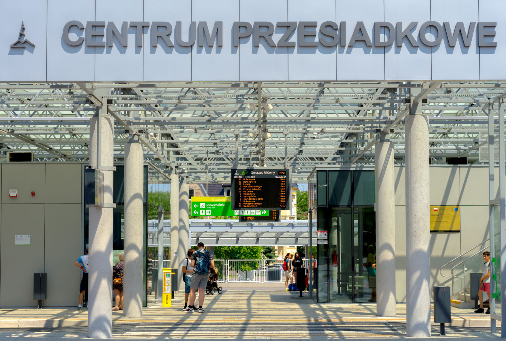 Wyświetlacze i tablice dynamicznej informacji pasażerskiej w Centrum przesiadkowym MZk Zielona Góra