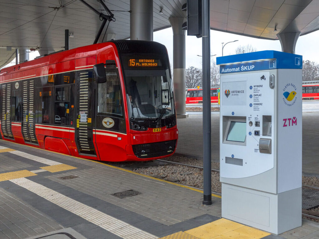 Biletomaty uzupełniające System Dynamicznej Informacji Pasażerskiej. Ticket machine in Katowice transport center, interchange hub Zawodzie