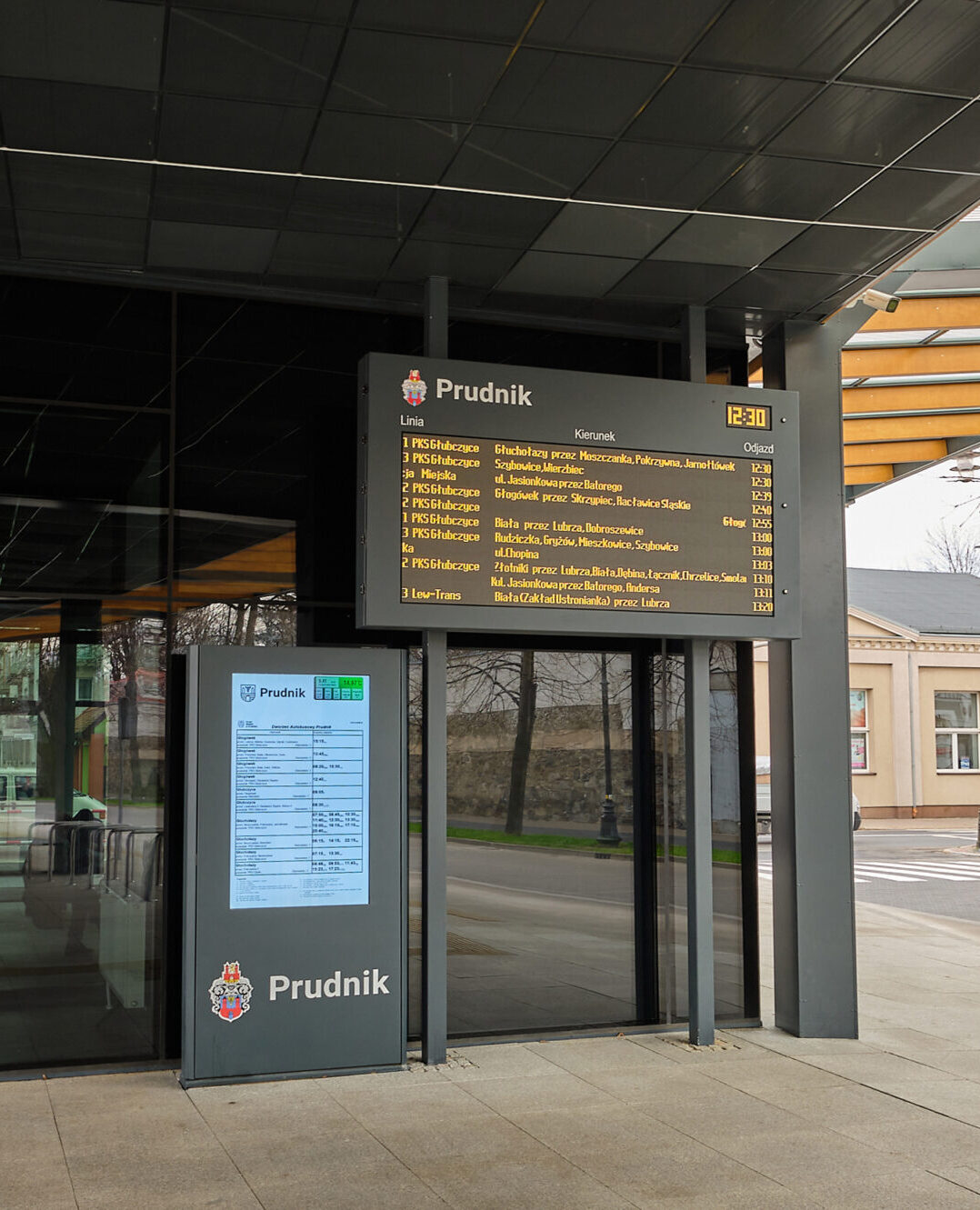 Informacja pasażerska DYSTEN I Budowa dworca autobusowego w Prudniku