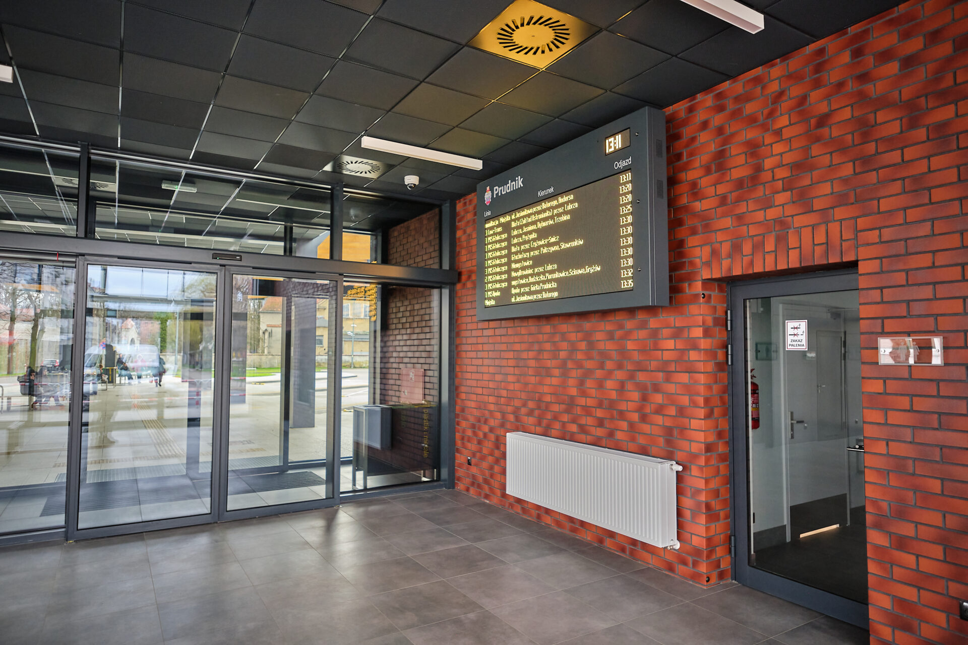 Tablica informacji pasażerskiej DYSTEN I Budowa dworca autobusowego w Prudniku