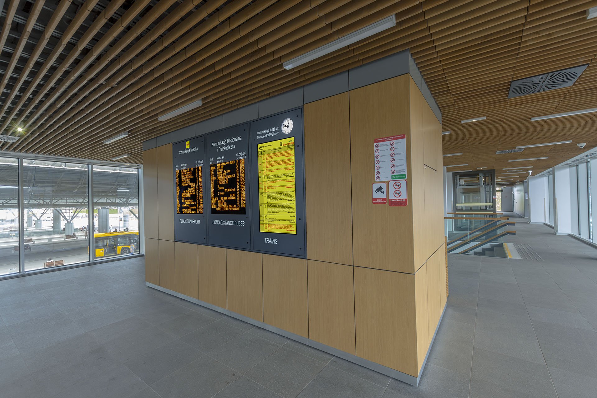 3in1 Passenger Information Board: amber LED real-time PID with built-in train departure TFT LCD display - Gliwice Transfer Center. Tablica 3w1 informacja pasażerska autobusowa lokalna, regionalna, międzynarodowa i kolejowa. Centrum przesiadkowe w Gliwicach. System informacji pasażerskiej.