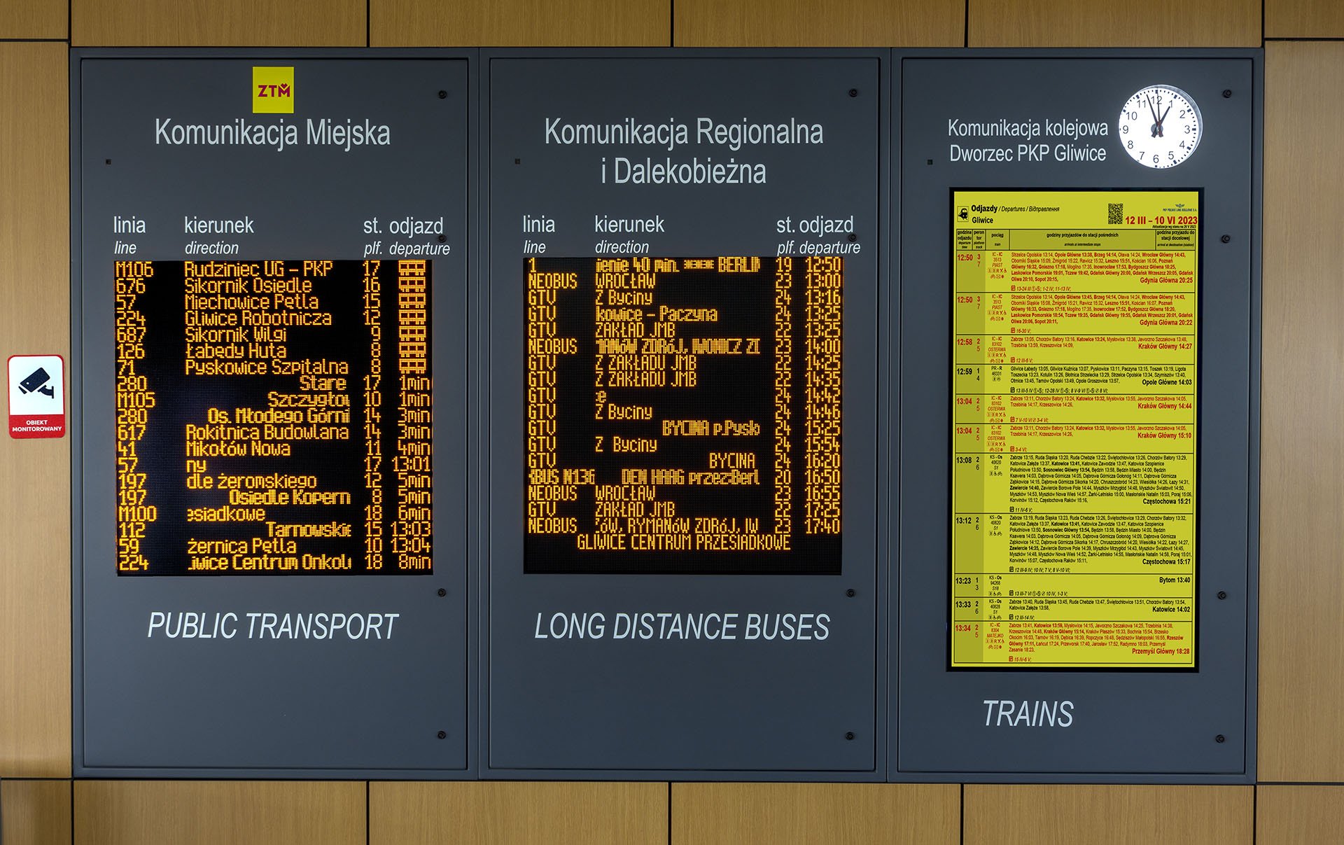 3in1 Passenger Information Board: amber LED real-time PID with built-in train departure TFT LCD display - Gliwice Transfer Center. Tablica 3w1 informacja pasażerska autobusowa lokalna, regionalna, międzynarodowa i kolejowa. Centrum przesiadkowe w Gliwicach.