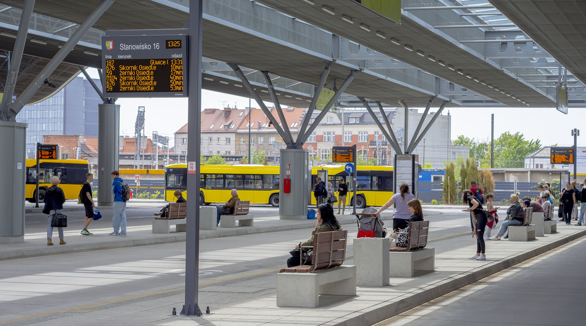 Gliwice Transfer Center - amber LED real-time passenger information boards. Centrum przesiadkowe w Gliwicach z wyświetlaczami i tablicami dynamicznej informacji pasażerskiej oraz systemem dynamicznej informacji pasażerskiej lokalnej i metropolitalnej, kolejowej i autobusowej międzynarodowej.